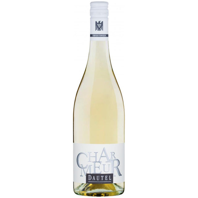 Eine Flasche „Dautel Charmeur trocken 2025“ mit einem weiß-silbernen Etikett ist vor einem schlichten Hintergrund abgebildet, wodurch die edle Qualität dieses deutschen Weißweins vom Weingut Dautel besonders zur Geltung kommt.