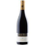 Eine Flasche Dautel Merlot S trocken 2022 vom Weingut Dautel, ein deutscher Rotwein mit goldener Kapsel und weißem Etikett auf schlichtem Hintergrund. Im Barrique gereift.