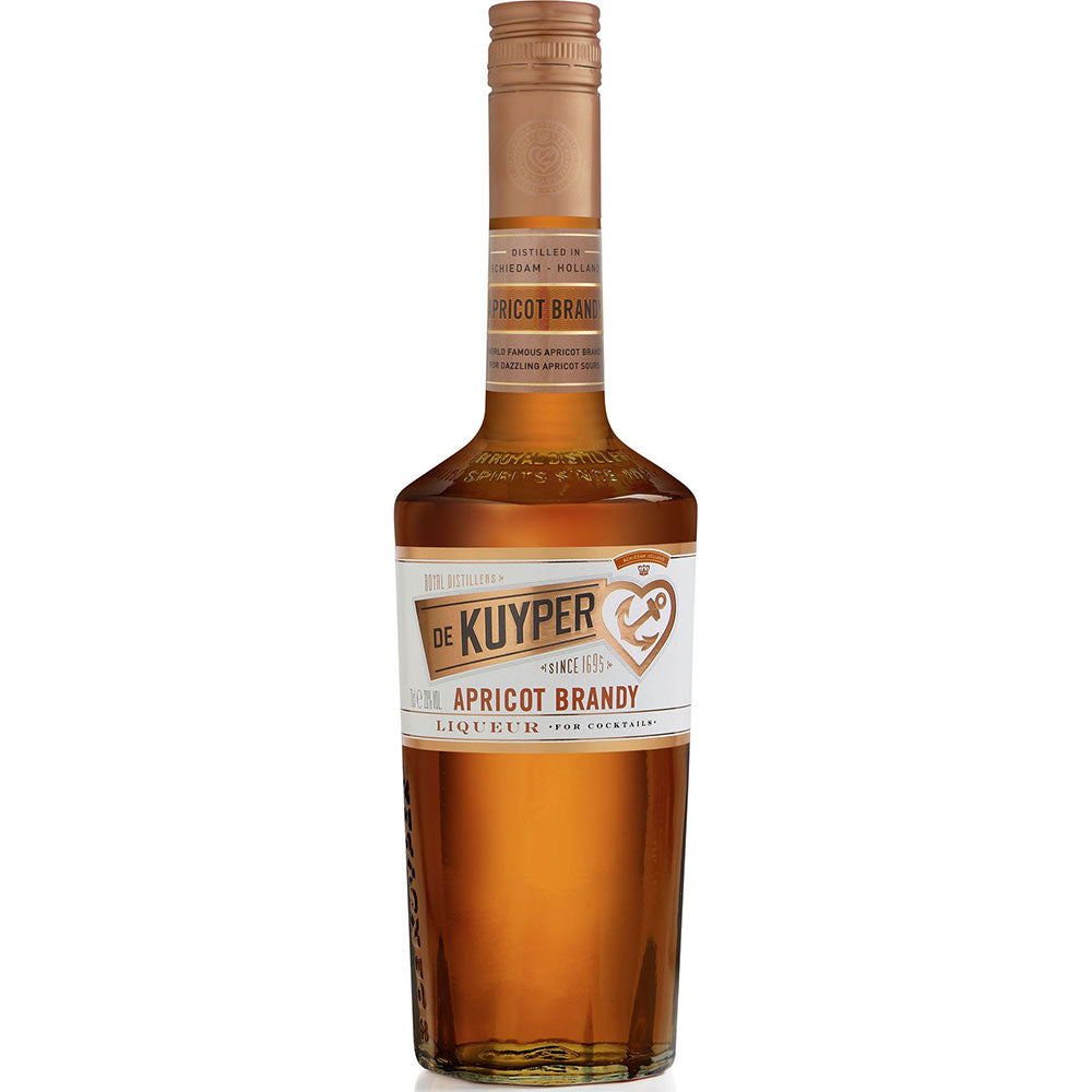 Eine 0,7-Liter-Flasche De Kuyper Apricot Brandy 20% ist mit einem gold-weißen Etikett auf weißem Hintergrund versehen, das die Qualität und das elegante Design dieses erstklassigen Aprikosenlikörs unterstreicht.