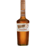 Eine 0,7-Liter-Flasche De Kuyper Apricot Brandy 20% ist mit einem gold-weißen Etikett auf weißem Hintergrund versehen, das die Qualität und das elegante Design dieses erstklassigen Aprikosenlikörs unterstreicht.
