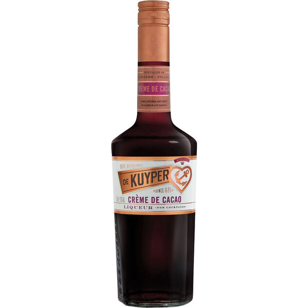 Eine 0,7-Liter-Flasche De Kuyper Crème de Cacao Likör Dark (20%), ein reichhaltiger dunkler Schokoladenlikör von De Kuyper, mit Kupferkappe und weißem Etikett.