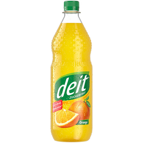 Eine gekühlte Flasche Deit Limonade Orange PET 1L (MEHRWEG) von Deit, mit grünem Verschluss und Orangenscheiben auf dem Etikett, bedeckt mit Kondenswasser.