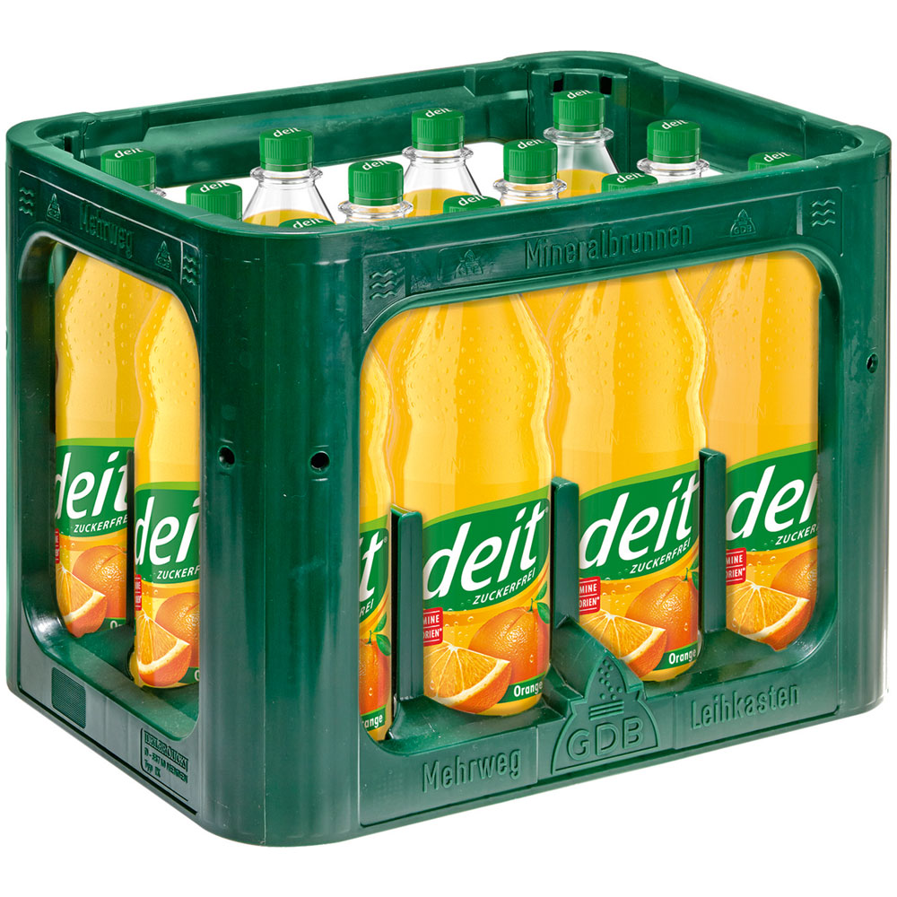 Eine grüne Kiste enthält zwölf 1-Liter-Flaschen Deit Limonade Orange PET (MEHRWEG), eine zuckerfreie Orangenlimonade von Deit, jeweils mit grünem Verschluss und orangem Etikett.