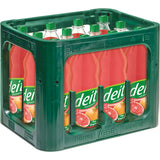 Eine grüne Kiste mit zwölf 1-Liter-Flaschen Deit Pink Grapefruit PET (Mehrweg), jeweils mit grünem Verschluss und Etikett, gefüllt mit erfrischender, vitaminreicher Limonade.