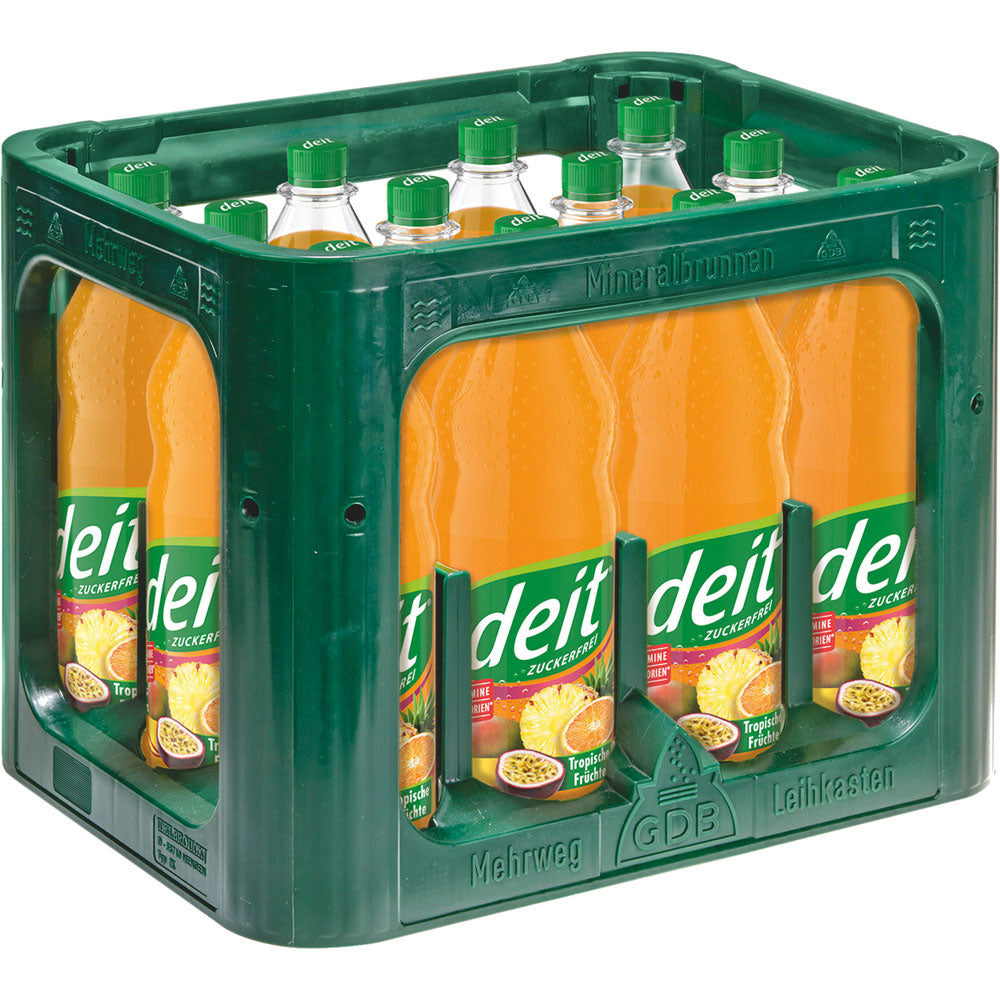 Eine grüne Kiste enthält 12 Flaschen Deit Tropische Früchte PET (Mehrweg), eine zuckerfreie Limonade von Deit mit grünem Deckel und gelb-orangefarbener Flüssigkeit.