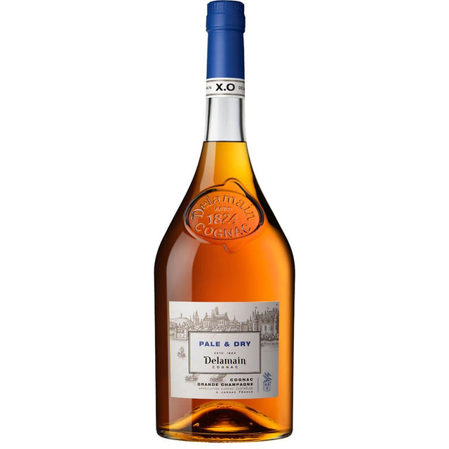 Eine 0,7-Liter-Flasche Delamain Pale & Dry XO 42% Cognac von Delamain mit blauem Verschluss und einem detaillierten Frontetikett.