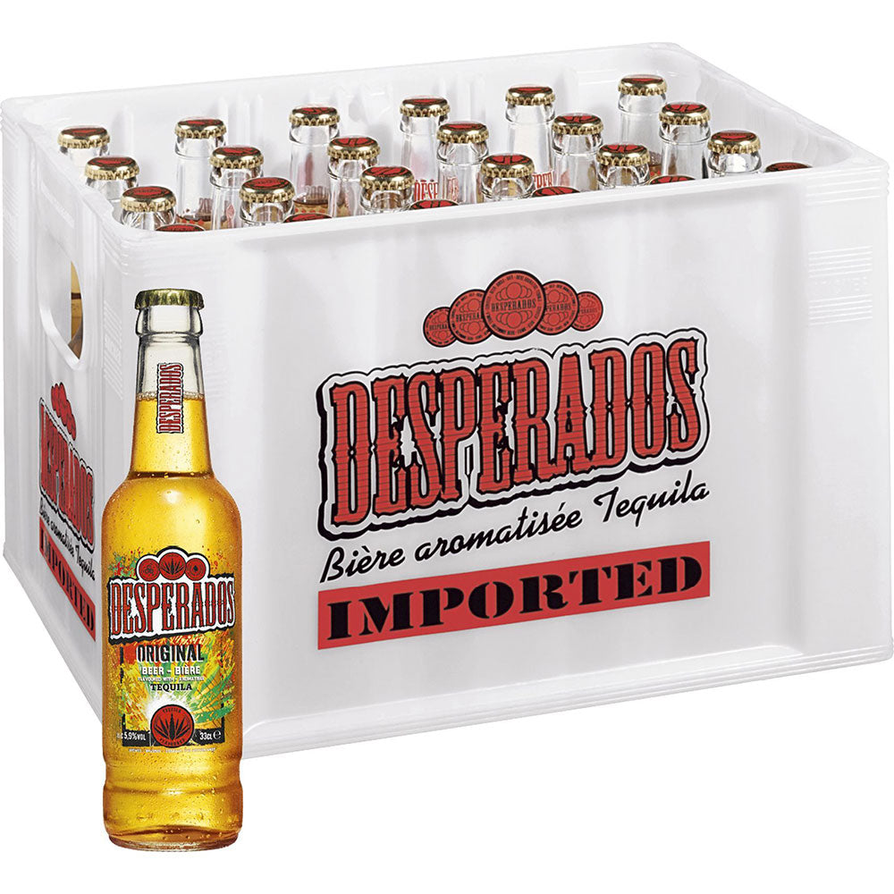 Eine Kiste Desperados 24x0,33 l (MEHRWEG) der Marke Desperados steht bereit, vorne eine verschließende Flasche des tequila-aromatisierten Biers platziert.