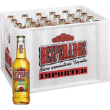Eine Kiste Desperados 24x0,33 l (MEHRWEG) der Marke Desperados steht bereit, vorne eine verschließende Flasche des tequila-aromatisierten Biers platziert.