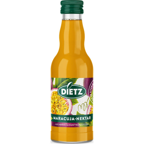 Eine 0,2-Liter-Flasche Dietz Maracuja-Nektar (MEHRWEG) mit grünem Verschluss und Maracuja-Etikett von der Marke Dietz. Die Packung enthält 12 Flaschen.