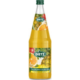 Eine 1-Liter-Flasche Dietz Pina Colada mit Aloe Vera (MEHRWEG) von Dietz, ein tropisches Getränk mit 50% Fruchtanteil und Abbildungen von Ananas, Orange und Apfel auf dem Etikett. Erhältlich in einer 6er-Packung.