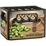 Eine Kiste Dinkelacker CD Pils 20x 0,5 Liter (MEHRWEG) Bierflaschen von Dinkelacker mit Hopfen- und Gerstenmotiven, die die Stuttgarter Brautradition mit dem einzigartigen Geschmack des Tettnanger Hopfens feiern.