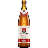 Eine gekühlte Dinkelacker Privat 0,5L Mehrwegflasche mit roten, weißen und goldenen Etiketten. Dieser erfrischende Vollbier-Klassiker aus Stuttgart von Dinkelacker ist sowohl optisch ansprechend als auch eine lokale Spezialität. Erhältlich in 20x 0,5L-Packungen.