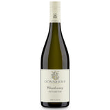 Eine Flasche „Weingut Dönnhoff Dönnhoff Chardonnay Stückfass trocken 2025“, ein Weißwein mit cremefarbenem Etikett, gekeltert aus Trauben, die auf rotem Sandstein-Verwitterungsboden angebaut wurden.