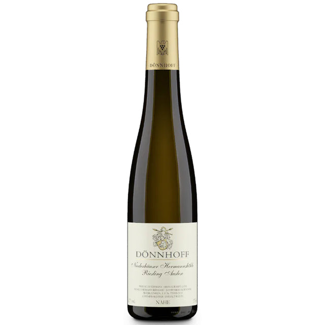 Eine hohe, elegante Flasche des Weinguts Dönnhoff – Riesling Auslese „Goldkapsel“ Niederhäuser Hermannshöhle 2010 – mit goldener Kapsel und cremefarbenem Etikett steht vor einem weißen Hintergrund und unterstreicht damit das Ansehen des renommierten Weinbergs Niederhäuser Hermannshöhle und seiner unverwechselbaren Bezeichnung „Goldkapsel“.