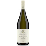 Eine Flasche „Dönnhoff Weißburgunder trocken 2024“ vom Weingut Dönnhoff mit cremefarbenem Etikett und Schraubverschluss verkörpert den raffinierten Charakter eines VDP.Gutsweins aus der Weißweinregion Nahe.