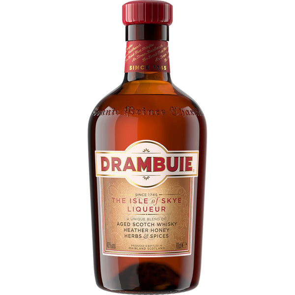 Eine 0,7-Liter-Flasche Drambuie Whisky-Likör (40%) der Marke Drambuie mit einem roten Verschluss und einem goldenen Etikett mit der Aufschrift "The Isle of Skye Liqueur".
