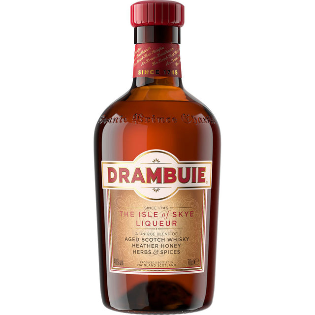 Eine 0,7-Liter-Flasche Drambuie Whisky-Likör (40%) der Marke Drambuie mit einem roten Verschluss und einem goldenen Etikett mit der Aufschrift "The Isle of Skye Liqueur".