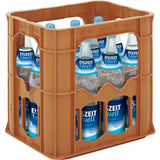 Eine braune Kiste enthält zwölf 0,7-Liter-Flaschen Eiszeitquell Medium (Mehrweg) - ein erfrischendes natriumarmes Mineralwasser.