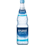 Das Eiszeitquell Medium 12x 0,7 Liter (MEHRWEG) ist eine Glasflasche mit blau-weißem Etikett und eisigem Design und bietet natriumarmes Wasser für pure Erfrischung.