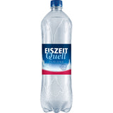 Eine Flasche Eiszeitquell Perlend PET 9x1L (EINWEG) Mineralwasser mit einem blau-weiß-roten Etikett und einem blauen Verschluss.