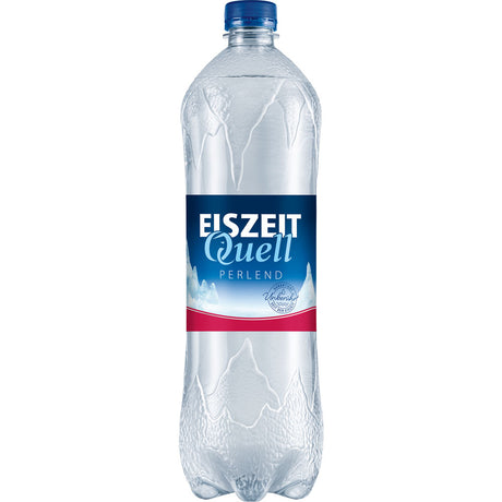 Eine Flasche Eiszeitquell Perlend PET 9x1L (EINWEG) Mineralwasser mit einem blau-weiß-roten Etikett und einem blauen Verschluss.