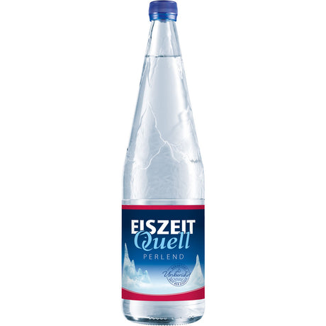Eine Glasflasche Eiszeitquell Perlend 6x1L (MEHRWEG) mit blau-rotem Etikett steht auf weißem Hintergrund. Das Mineralwasser von Eiszeitquell ist natriumarm und sorgt für erfrischenden Genuss.