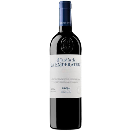 Eine Flasche „Bodegas Finca La Emperatriz El Jardin de La Emperatriz Crianza Rioja DOCa 2020“, ein exquisiter spanischer Rotwein mit blauem Folienverschluss, elegant vor weißem Hintergrund präsentiert.
