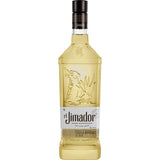 Eine 0,7-Liter-Flasche El Jimador Reposado Tequila 38%, hergestellt aus 100% blauer Agave, hat eine goldene Farbe und ein geprägtes Agavenmuster auf dem Glas.