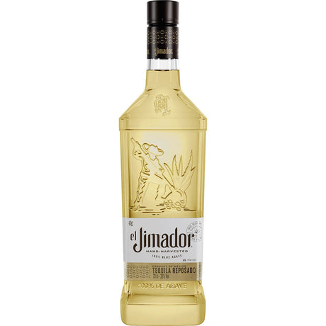 Eine 0,7-Liter-Flasche El Jimador Reposado Tequila 38%, hergestellt aus 100% blauer Agave, hat eine goldene Farbe und ein geprägtes Agavenmuster auf dem Glas.