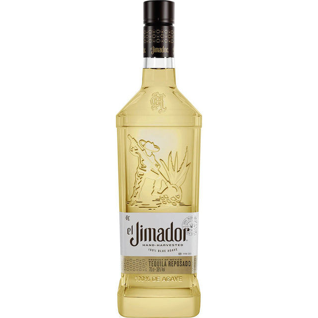 Eine 0,7-Liter-Flasche El Jimador Reposado Tequila 38%, hergestellt aus 100% blauer Agave, hat eine goldene Farbe und ein geprägtes Agavenmuster auf dem Glas.