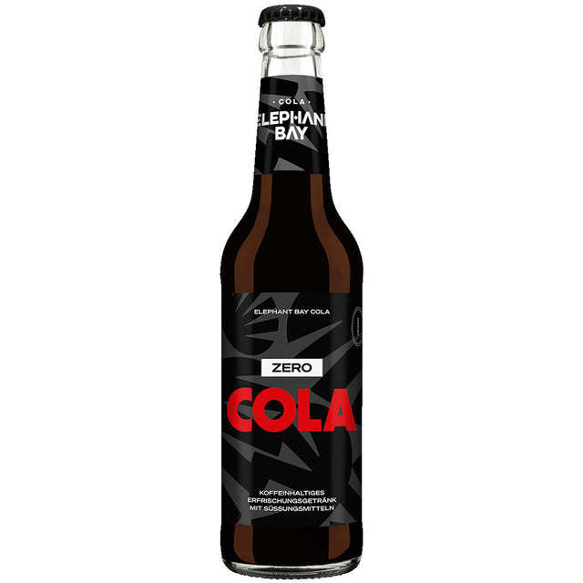 Eine 0,33-Liter-Flasche Elephant Bay Cola Zero (MEHRWEG) mit einem schwarz-roten Etikett auf weißem Hintergrund, die zuckerfreien Premium-Cola-Geschmack und koffeinhaltige Erfrischung bietet; erhältlich in einem 20er-Pack.