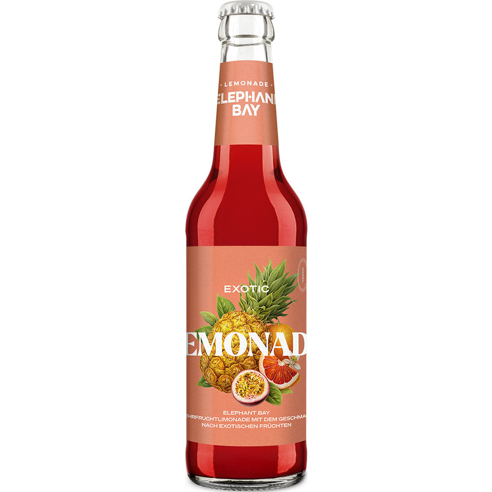 Eine 0,33 l Mehrweg-Glasflasche Elephant Bay Lemonade Exotic mit Ananas-, Passionsfrucht- und Blutorangenmotiven auf dem Etikett - perfekt für eine karibische Stimmung. Erhältlich als 20er-Pack.