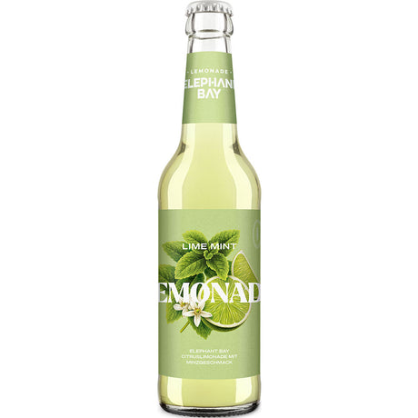 Die 0,33-Liter-Glasflasche Elephant Bay Lemonade Lime Mint (MEHRWEG) zeigt auf ihrem leuchtend grünen Etikett Limetten- und Minzblätter.