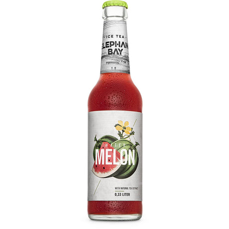Eine gekühlte Flasche Elephant Bay Watermelon Eistee 20x 0,33L (MEHRWEG) mit weißem Etikett und Wassermelonen-Design - erfrischender Eistee aus Deutschland von Elephant Bay.