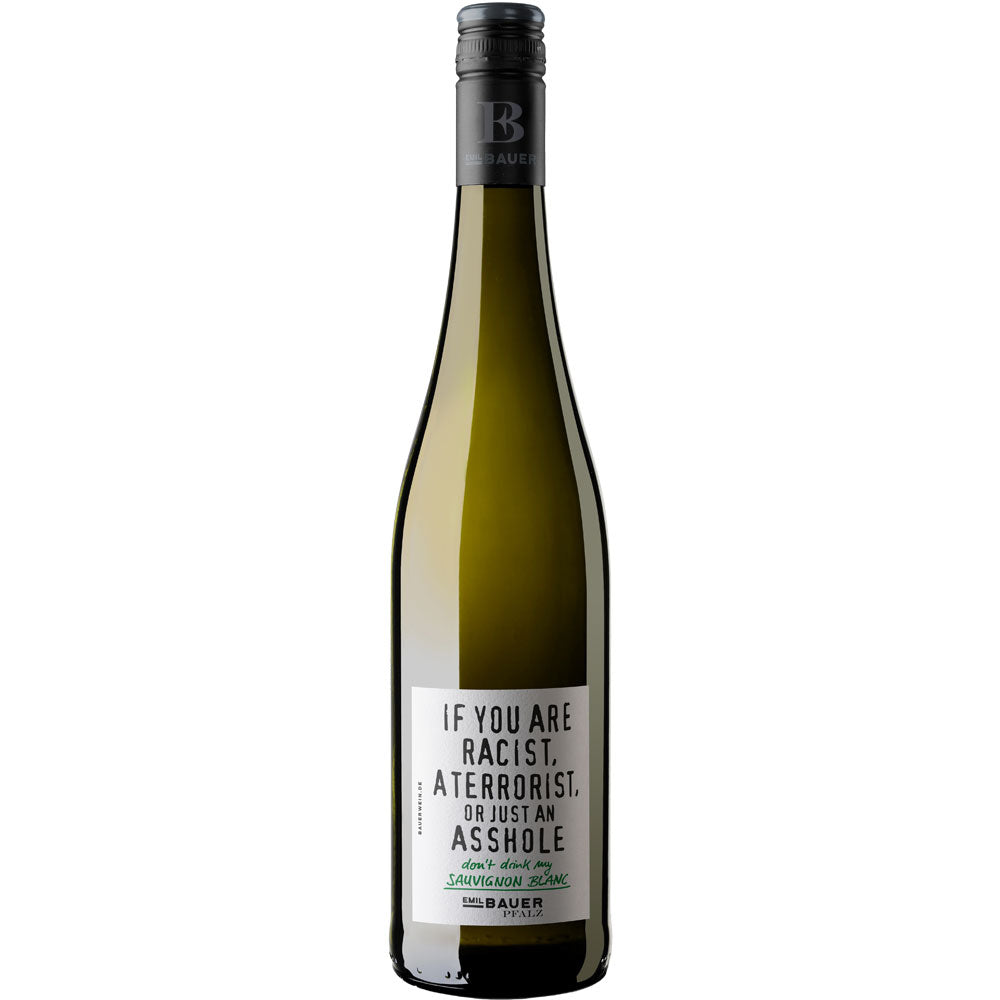 Emil Bauer's "Wenn du Rassist, Terrorist oder einfach nur ein Arschloch bist - trink nicht meinen Sauvignon Blanc trocken 2024" ist ein Pfälzer Weißwein mit einer plakativen Etikettenbotschaft.