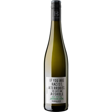 Emil Bauer's "Wenn du Rassist, Terrorist oder einfach nur ein Arschloch bist - trink nicht meinen Sauvignon Blanc trocken 2024" ist ein Pfälzer Weißwein mit einer plakativen Etikettenbotschaft.
