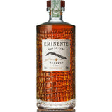 Eine 0,7-Liter-Flasche Eminente Reserva 7 Jahre Rum (41,3%) von Eminente mit einem strukturierten Glasdesign mit Krokodilmuster.