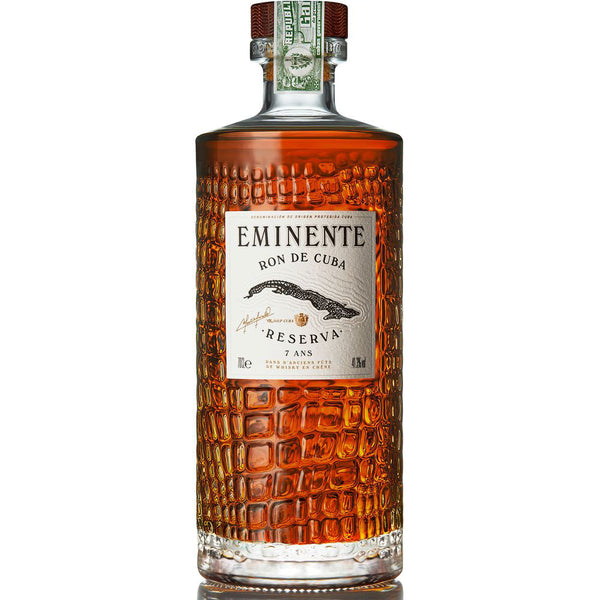 Eine 0,7-Liter-Flasche Eminente Reserva 7 Jahre Rum (41,3%) von Eminente mit einem strukturierten Glasdesign mit Krokodilmuster.
