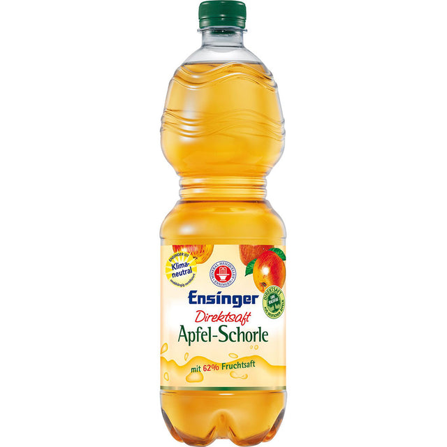 Eine 1L-PET-Flasche Ensinger Direkt Apfelschorle, eine vegane Apfelschorle aus Direktsaft, mit gelbem Etikett und grünem Verschluss.