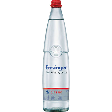 Eine 0,75 l Glasflasche Ensinger Gourmet BIO Classic Mineralwasser mit blauem Etikett und rotem Verschluss.