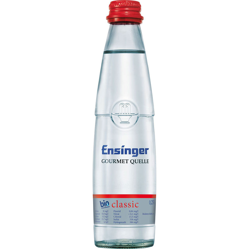 Ensinger Gourmet BIO Classic 24x0,25L (MEHRWEG): Premium-Mineralwasser in Glasflaschen mit blauem Etikett und rotem Verschluss für die klassische Erfrischung.