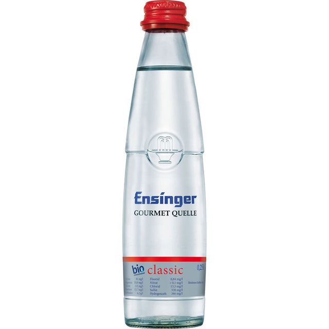 Ensinger Gourmet BIO Classic 24x0,25L (MEHRWEG): Premium-Mineralwasser in Glasflaschen mit blauem Etikett und rotem Verschluss für die klassische Erfrischung.