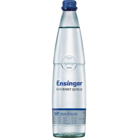 Eine 0,5-Liter-Glasflasche Ensinger Gourmet BIO Medium Mineralwasser mit blauem Verschluss und Etikett der Marke Ensinger.