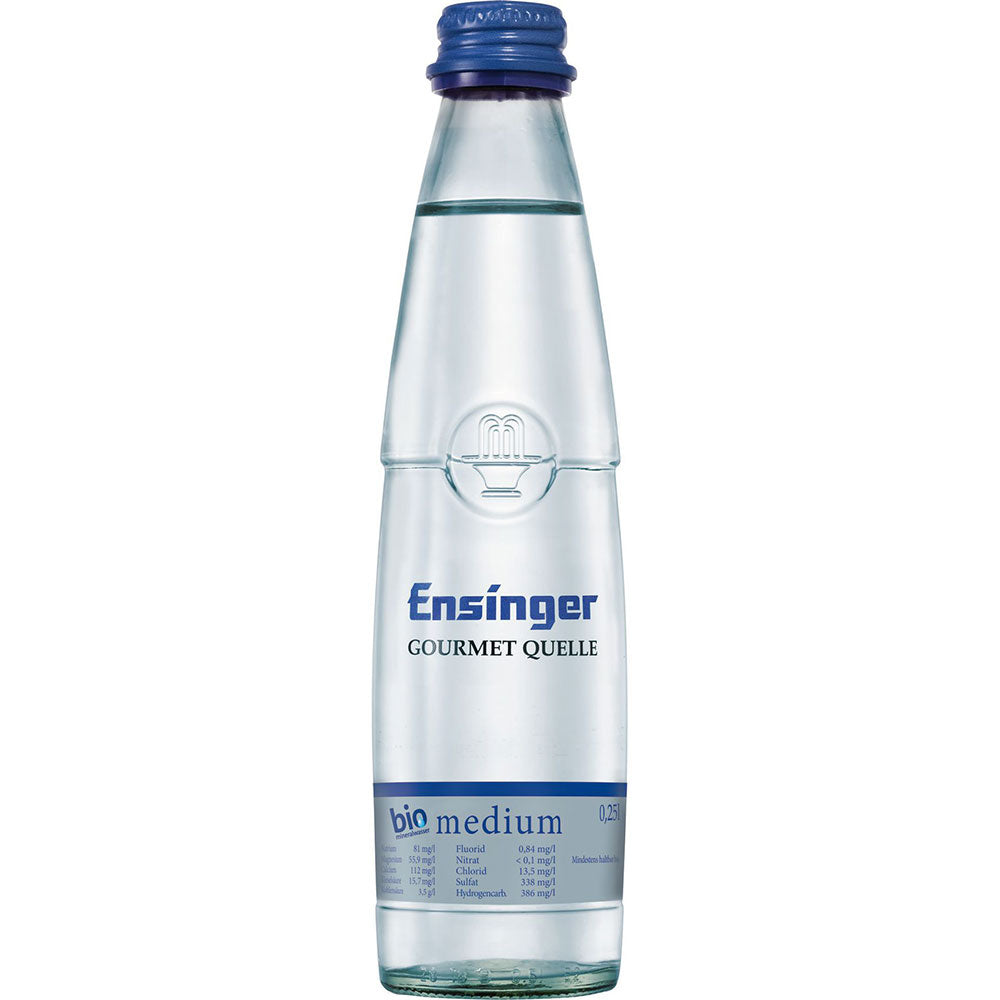 Eine Glasflasche Ensinger Gourmet BIO Medium (0,25 l, Mehrweg) bietet mit ihrem blauen Verschluss und Etikett pure Erfrischung - Premium-Mineralwasser von Ensinger.