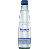 Eine Glasflasche Ensinger Gourmet BIO Medium (0,25 l, Mehrweg) bietet mit ihrem blauen Verschluss und Etikett pure Erfrischung - Premium-Mineralwasser von Ensinger.