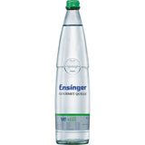 Eine Klarglasflasche Ensinger Gourmet BIO Stilles Mineralwasser (12x0,75L Mehrweg) mit grünem Verschluss und blauem Etikett.