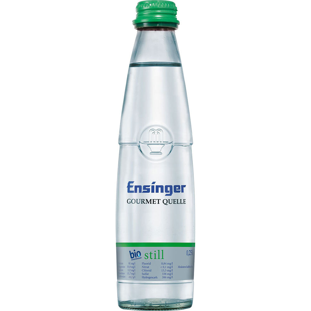 Eine Klarglasflasche Ensinger Gourmet BIO Still, 0,25 l (Mehrweg), mit grünem Verschluss und blauem Etikettentext.