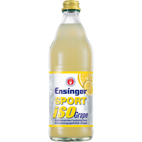 Eine durchsichtige Flasche Ensinger Sport Iso Grape 0,5L (MEHRWEG), ein isotonisches Erfrischungsgetränk mit Mineralwasser von Ensinger, mit einem gelben Etikett und Zitronenscheibenmotiven.