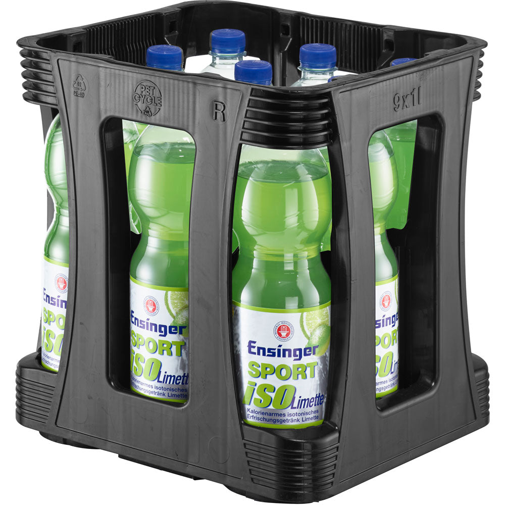 Eine schwarze Kiste enthält neun 1L-Flaschen Ensinger Sport Iso Limette PET (Mehrweg), ein isotonisches, kalorienarmes Limettenerfrischungsgetränk von Ensinger, jede Flasche mit blauem Verschluss.