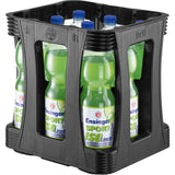 Eine schwarze Kiste enthält neun 1L-Flaschen Ensinger Sport Iso Limette PET (Mehrweg), ein isotonisches, kalorienarmes Limettenerfrischungsgetränk von Ensinger, jede Flasche mit blauem Verschluss.